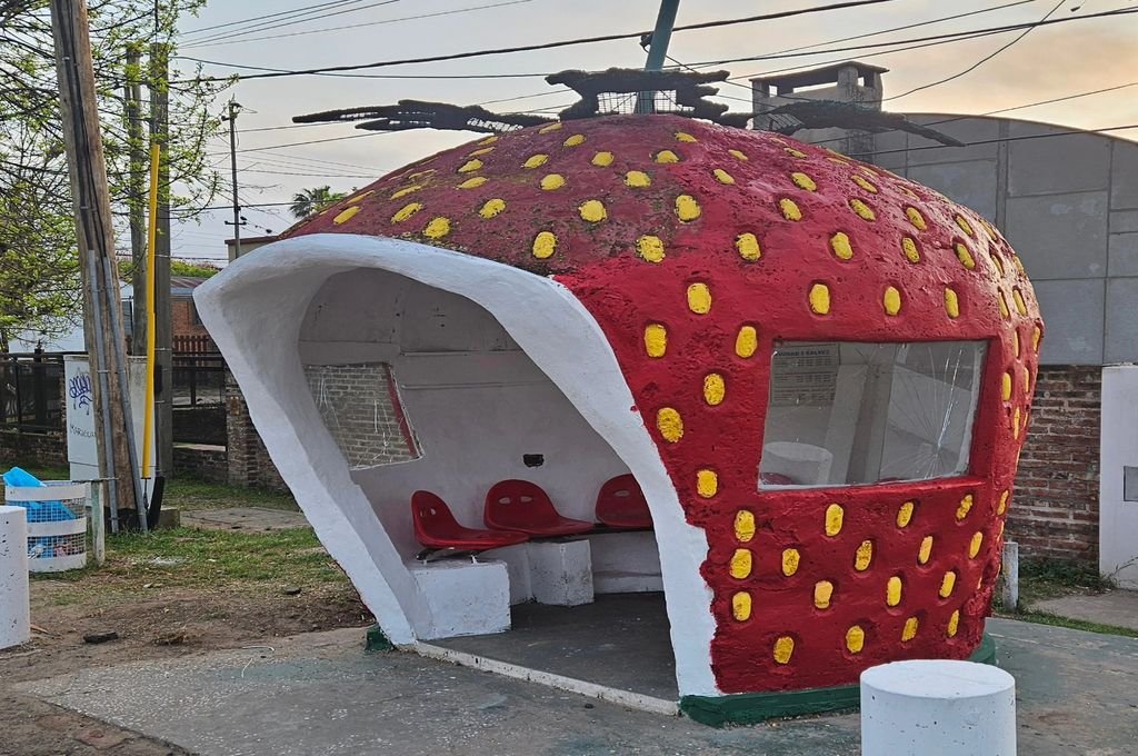 En Coronda mejoraron integralmente la garita con forma de frutilla de la Ruta 11