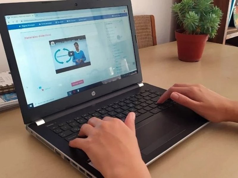 Cómo funciona el secundario para adultos que se cursa desde casa
