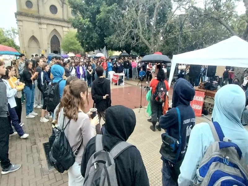 Tras una asamblea se realizó un ruidazo frente a la Casa de Gobierno