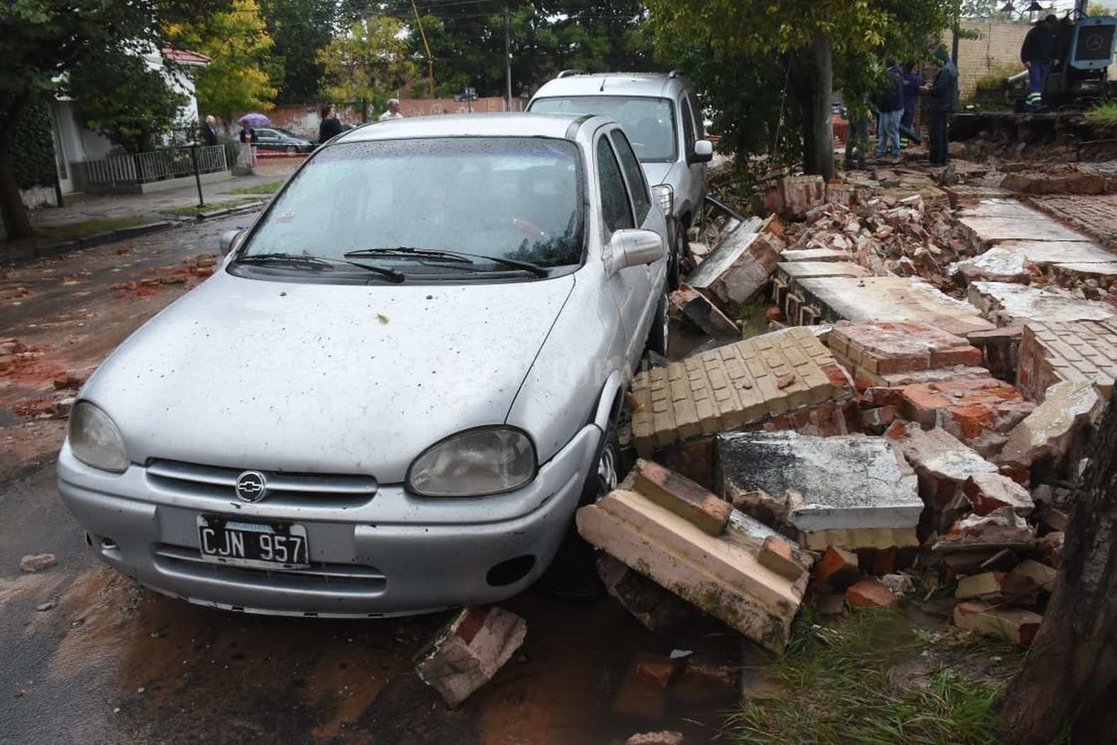 Cayó un tapial de Aguas Santafesinas