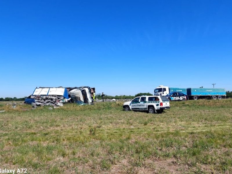 Un camión volcó en RN 34, a la altura de San Vicente, y complicó el tránsito