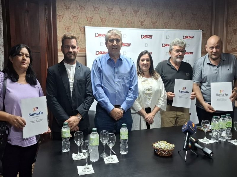Firman convenios para obras en entidades deportivas de San Javier y Romang