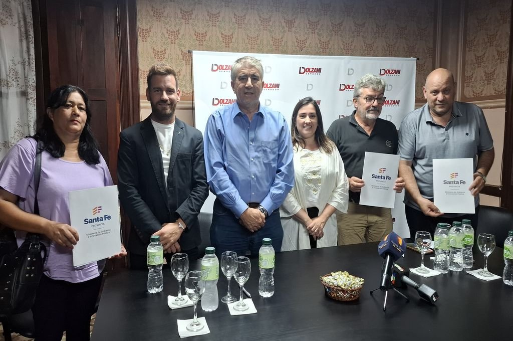 Firman convenios para obras en entidades deportivas de San Javier y Romang