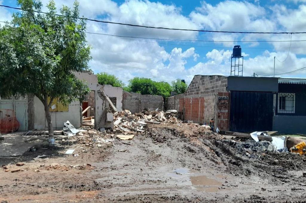 El Trébol: la policía provincial allanó y demolió viviendas utilizadas por delincuentes