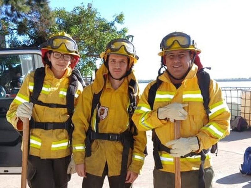 Tres bomberos voluntarios de Coronda participan como brigadistas en el combate del fuego en las islas de Rosario