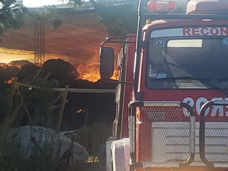 Devastador incendio en un deposito de maquinarias agrícolas