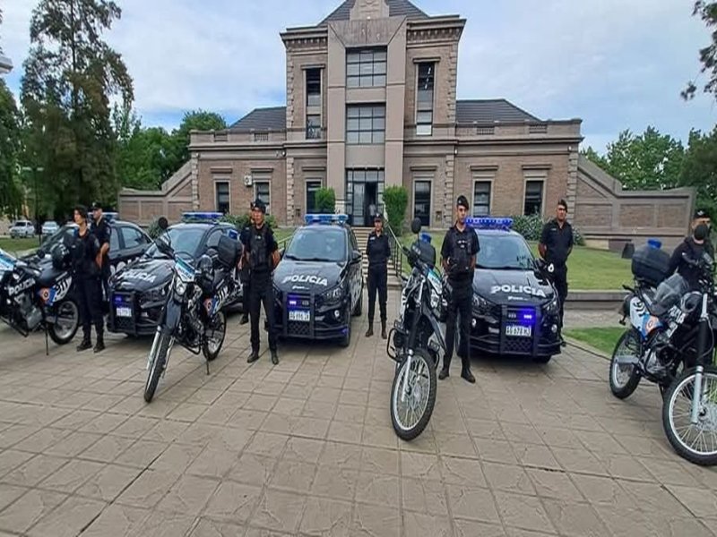 Gálvez: entregan 4 motos y 4 patrulleros 0KM