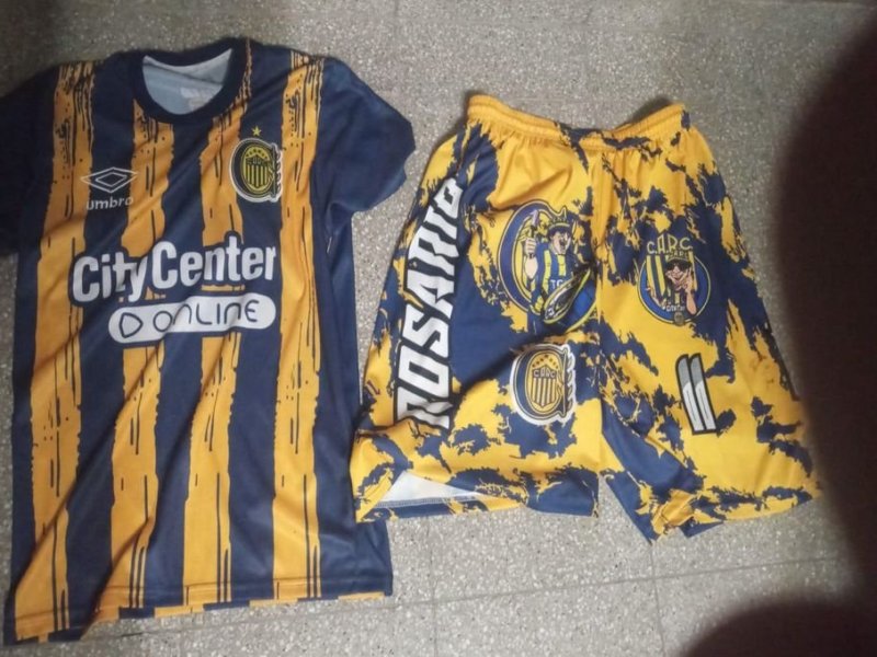 Pidió prestada una bicicleta para ir a robar una camiseta de fútbol a mano armada