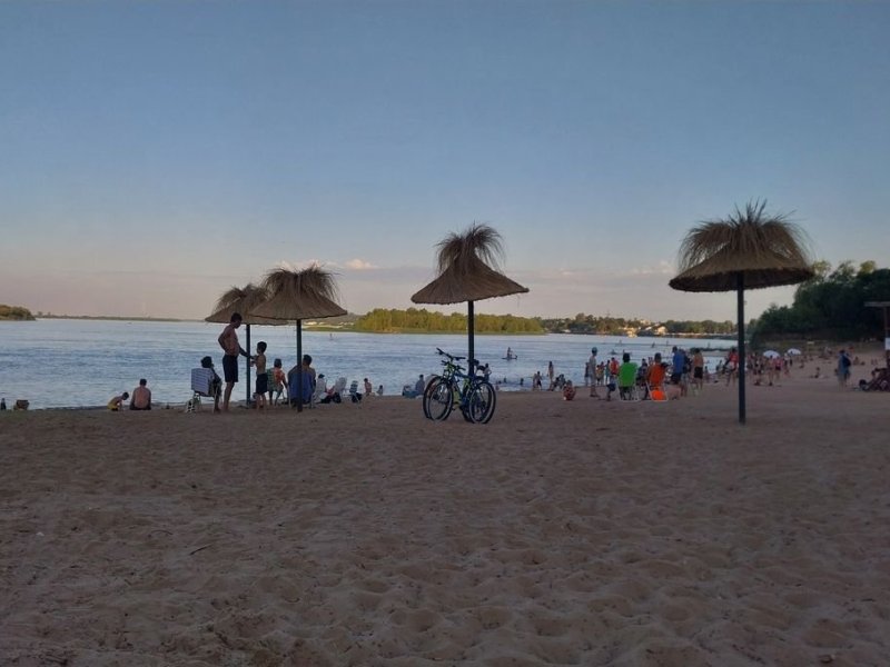 Por la bajante del río, Paraná se queda sin balneario público