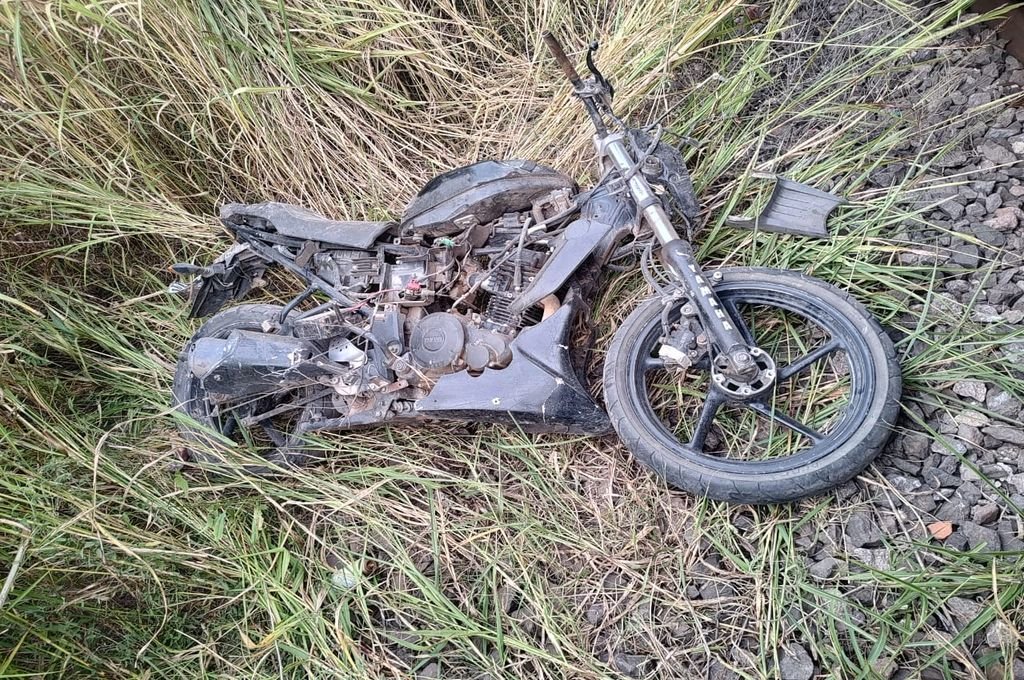 Un tren embistió a una moto y un joven de la localidad resultó gravemente herido