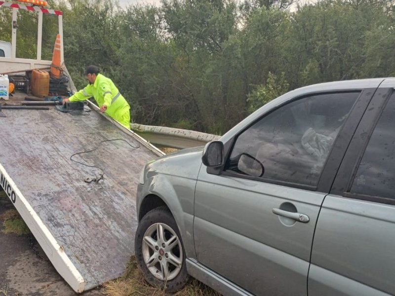Una familia santafesina tuvo un accidente en el puente del Arroyo de Monje