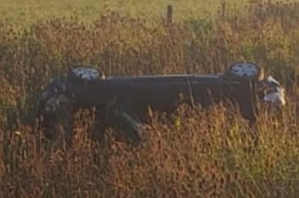 Vuelco en la ruta N° 65: un auto despistó y terminó en una cuneta