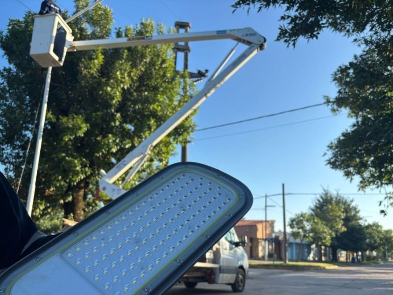 Más luz para los barrios: El Trébol refuerza su infraestructura urbana