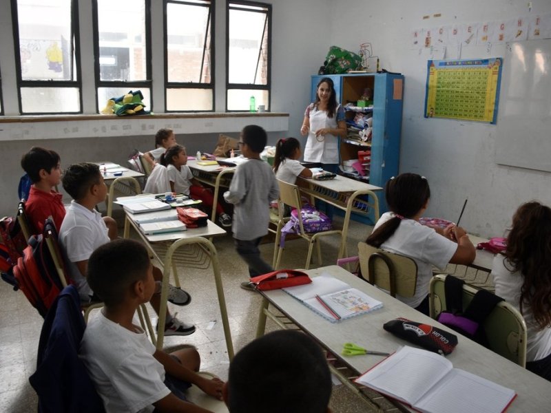 Más de 64 mil docentes, directivos, secretarios, preceptores y asistentes escolares cobrarán el incentivo mensual de noviembre