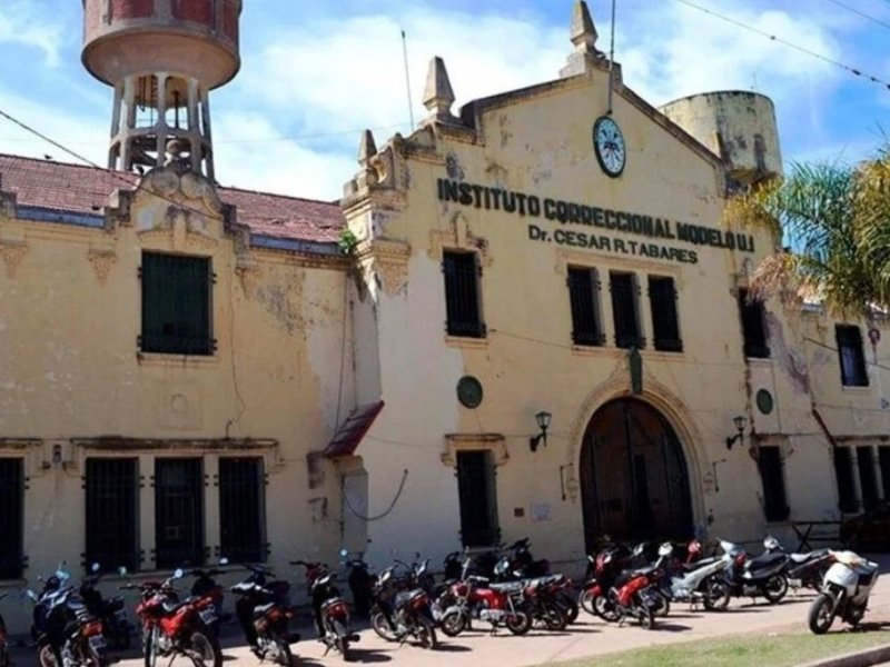 Desmantelan otro tanque de agua tras el derrumbe en la cárcel de Coronda
