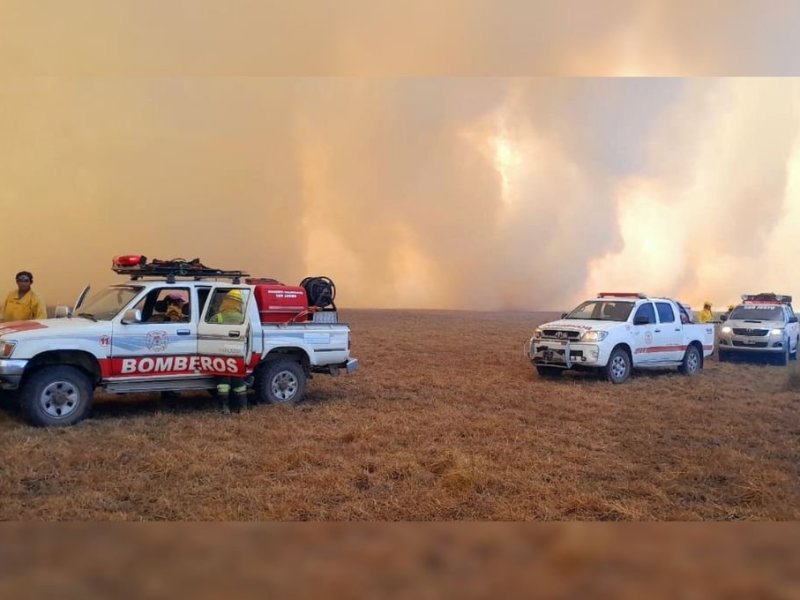 Bomberos luchan contra un incendio en Cacique Ariacaiquín
