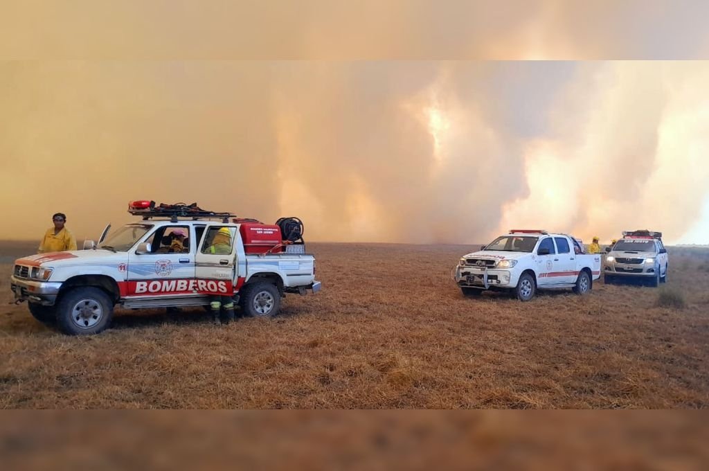 Bomberos luchan contra un incendio en Cacique Ariacaiquín