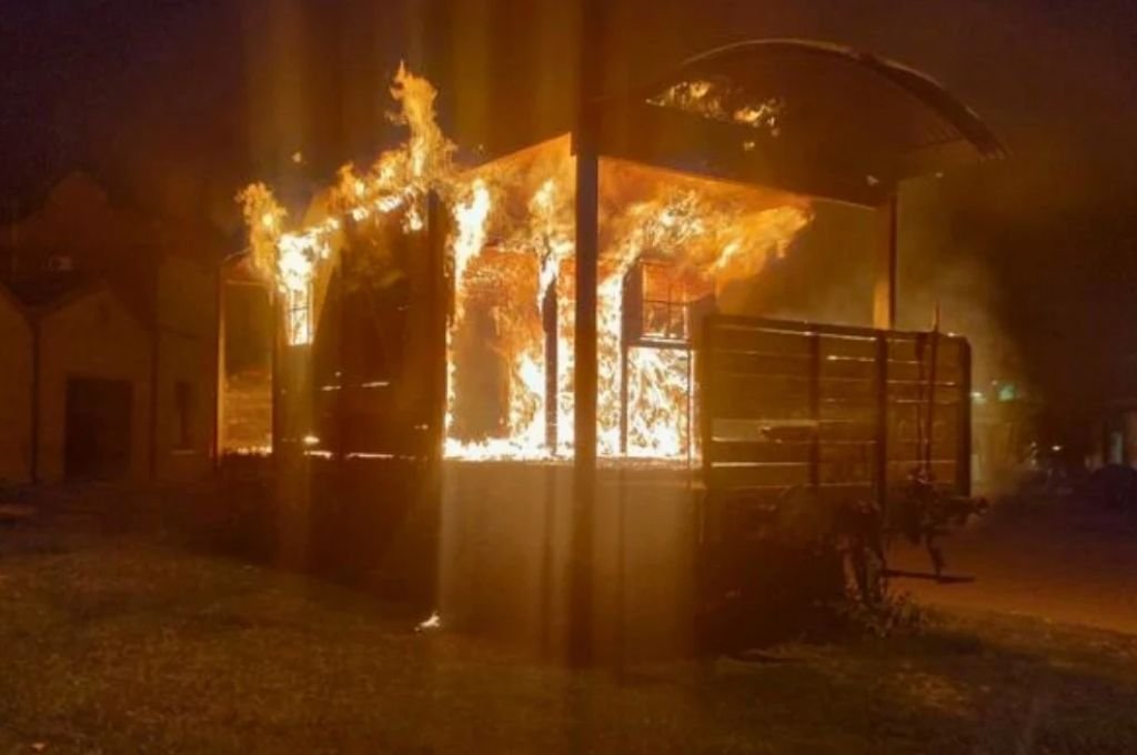 Incendiaron un tren histórico en Venado Tuerto y detuvieron al autor gracias a las cámaras de seguridad