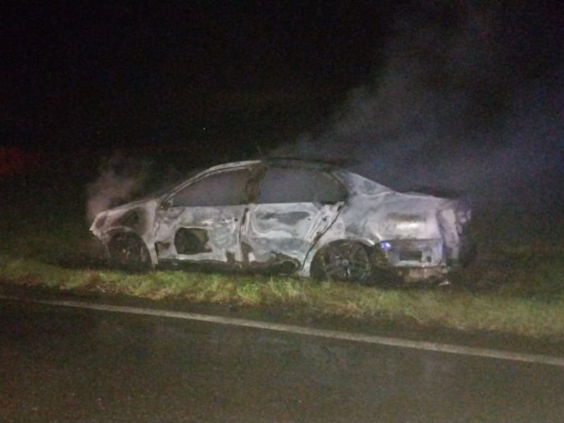Ruta 34: detuvo su auto en la banquina y en segundos quedó envuelto en llamas