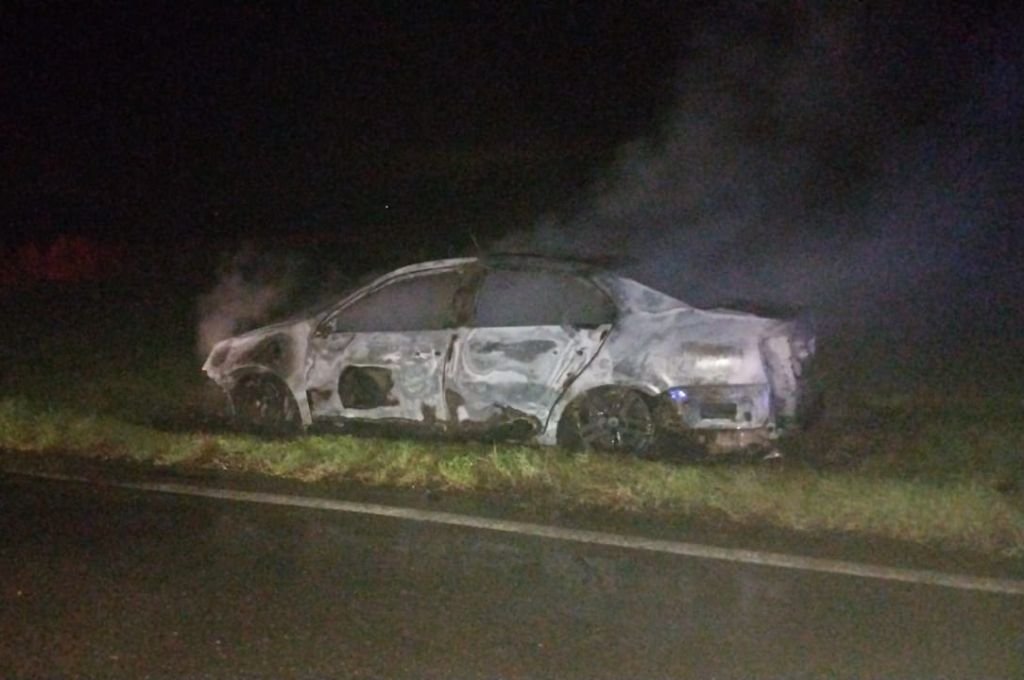 Ruta 34: detuvo su auto en la banquina y en segundos quedó envuelto en llamas