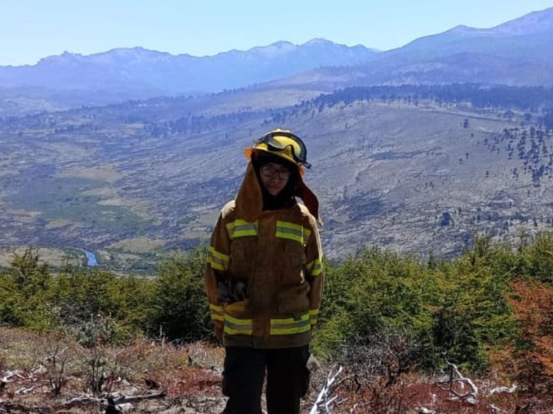 Juliana Arellano, la joven bombera santafesina que combate los incendios en la Patagonia
