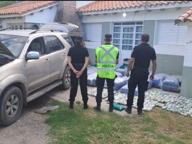 Encuentran gran cargamento de coca en una camioneta detenida por maniobras peligrosas