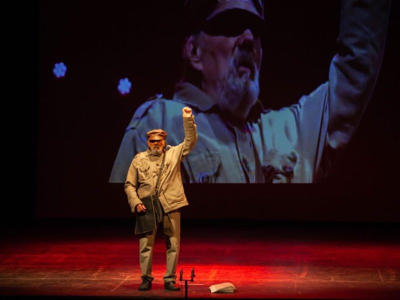 Naúm Krass explora la autoficción con la obra Currículum de un comunista