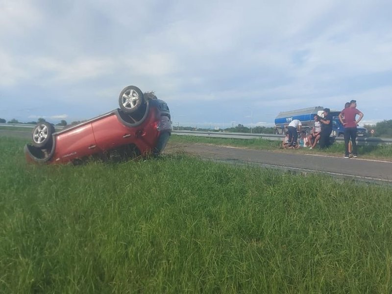 Un auto volcó en el intercambiador de Coronda y sus tres ocupantes resultaron heridos