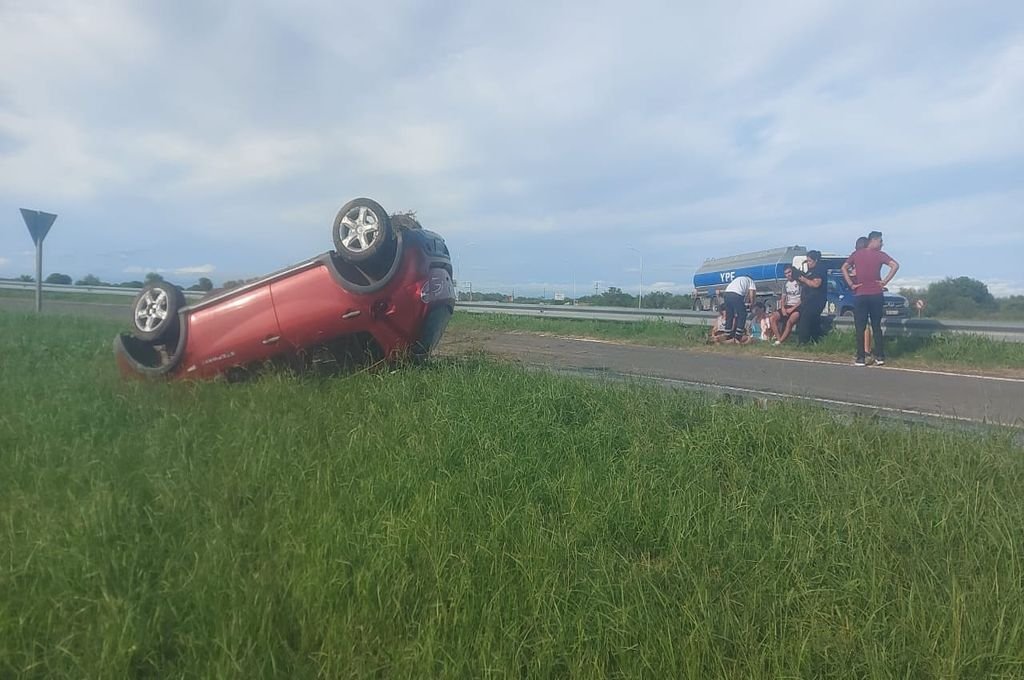 Un auto volcó en el intercambiador de Coronda y sus tres ocupantes resultaron heridos