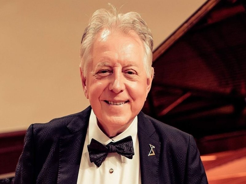 El reconocido pianista Eduardo Delgado toca para el área de Oncología del Vilela