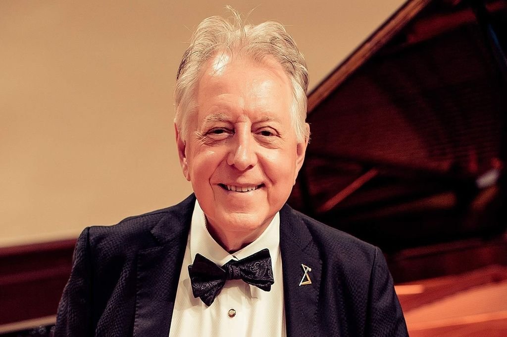 El reconocido pianista Eduardo Delgado toca para el área de Oncología del Vilela