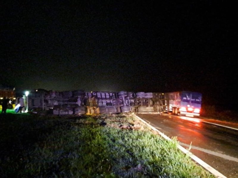 Un camión volcó en la autopista Rosario-Santa Fe y dejó un hombre herido