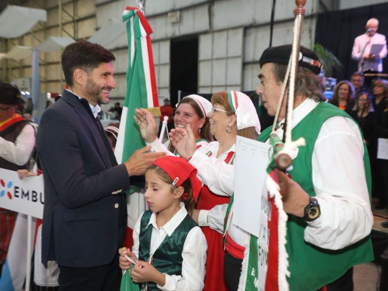 Esperanza: Pullaro estuvo presente en la Fiesta de las Colectividades