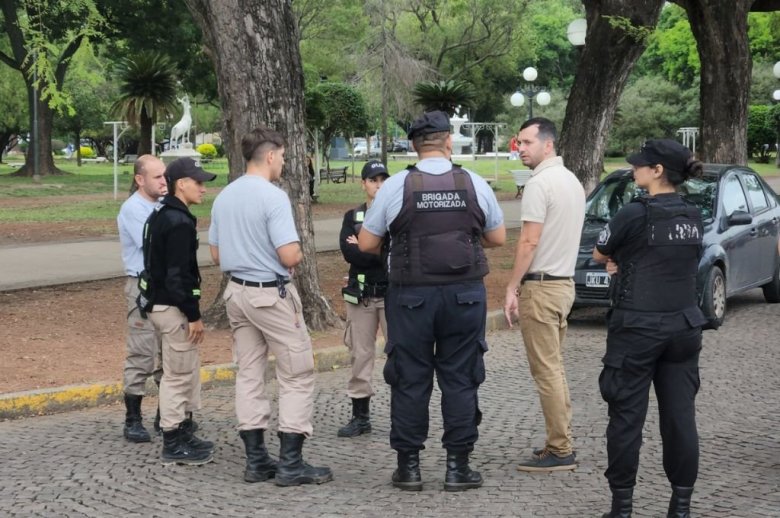 Rafaela: un lavacoches arrojó un baldazo de agua a un agente de la Guardia Urbana y tras una persecución, ambos fueron atropellados