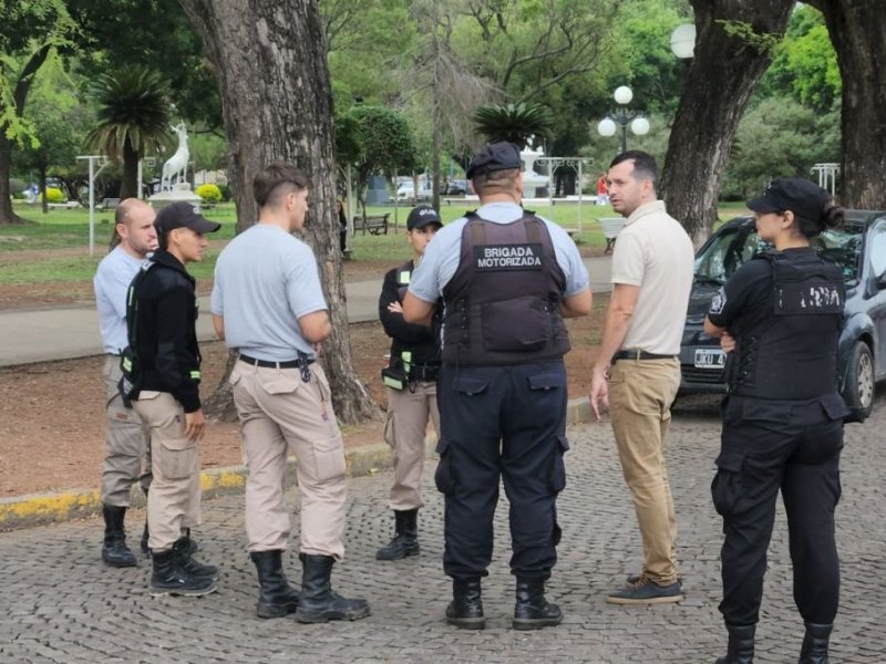 Rafaela: un lavacoches arrojó un baldazo de agua a un agente de la Guardia Urbana y tras una persecución, ambos fueron atropellados