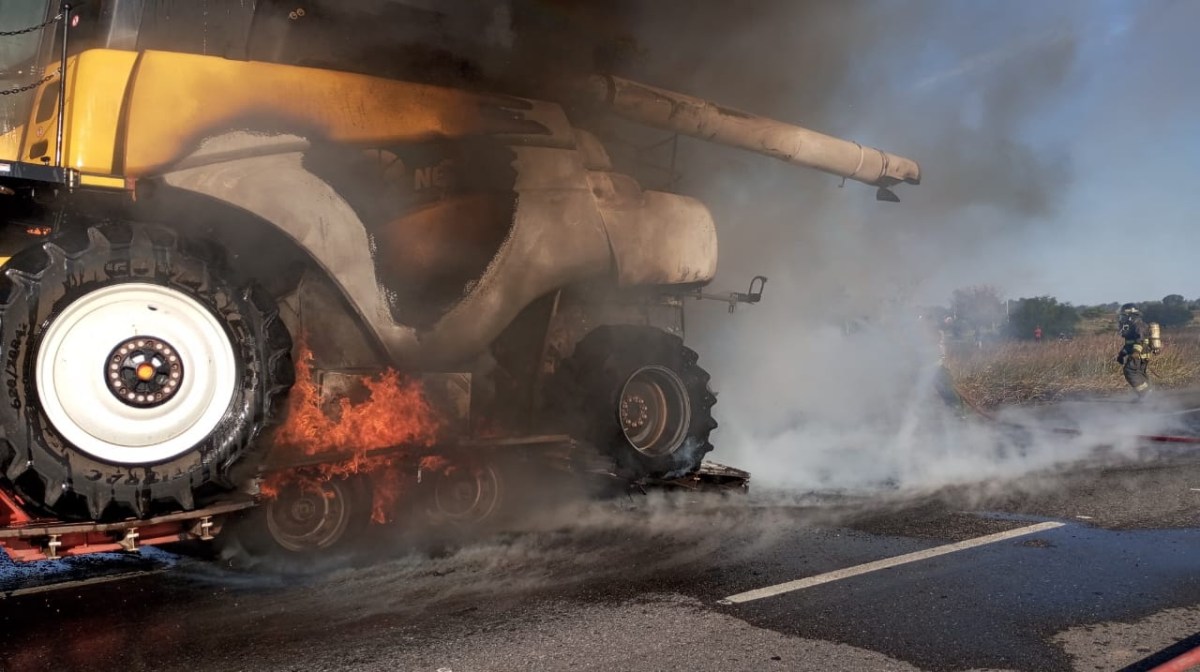 Se incendió una cosechadora y quedó destruida en plena Ruta Nacional 34