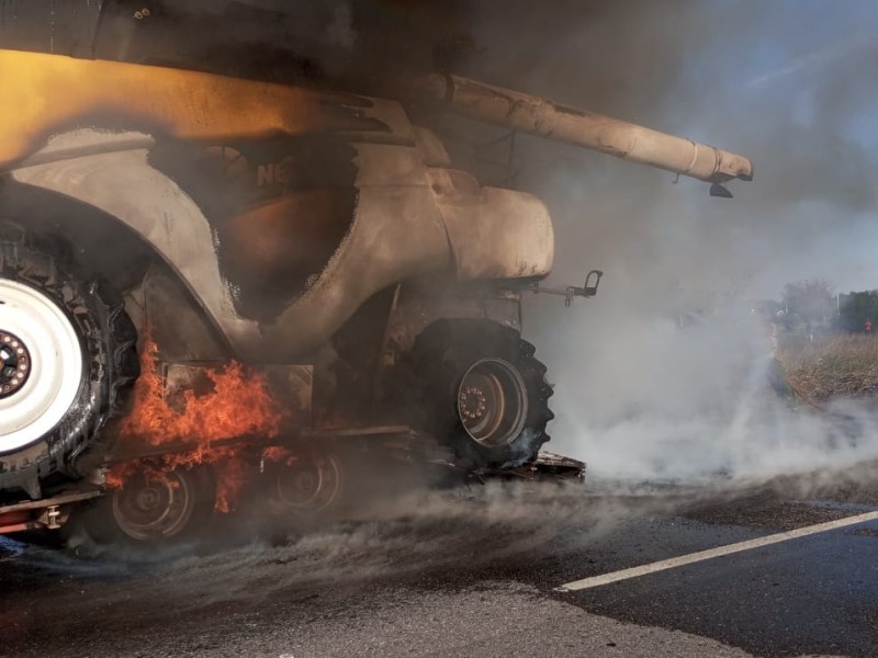 Se incendió una cosechadora y quedó destruida en plena Ruta Nacional 34