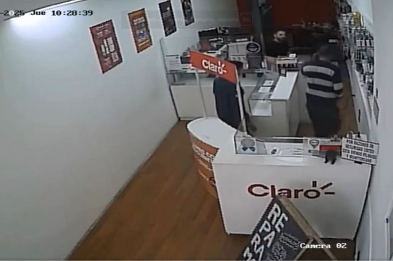 Video: entraron a robar a un local en Casilda, golpearon al empleado y terminaron presos