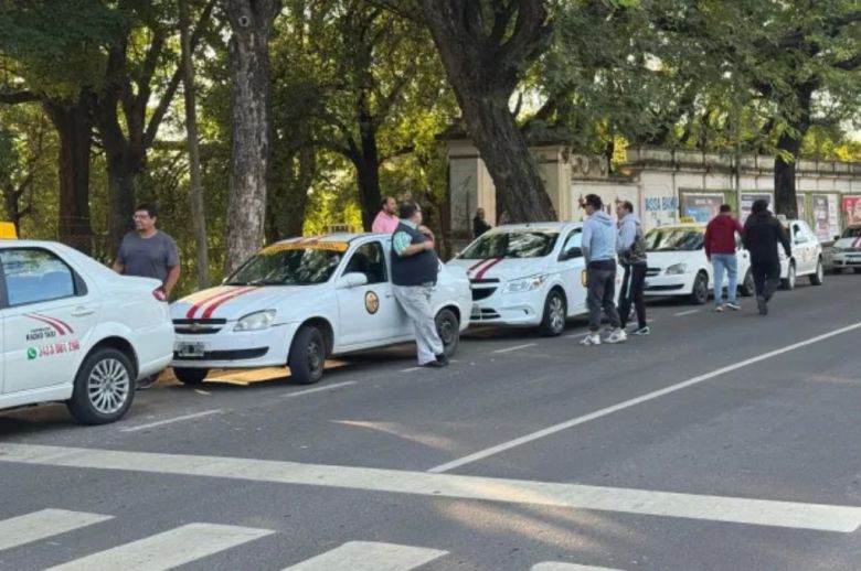 Paraná: taxistas reclaman por la reglamentación de aplicaciones de viajes