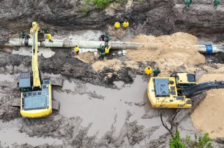 Avanzan los trabajos para reparar el caño maestro que afecta el suministro de agua en Paraná