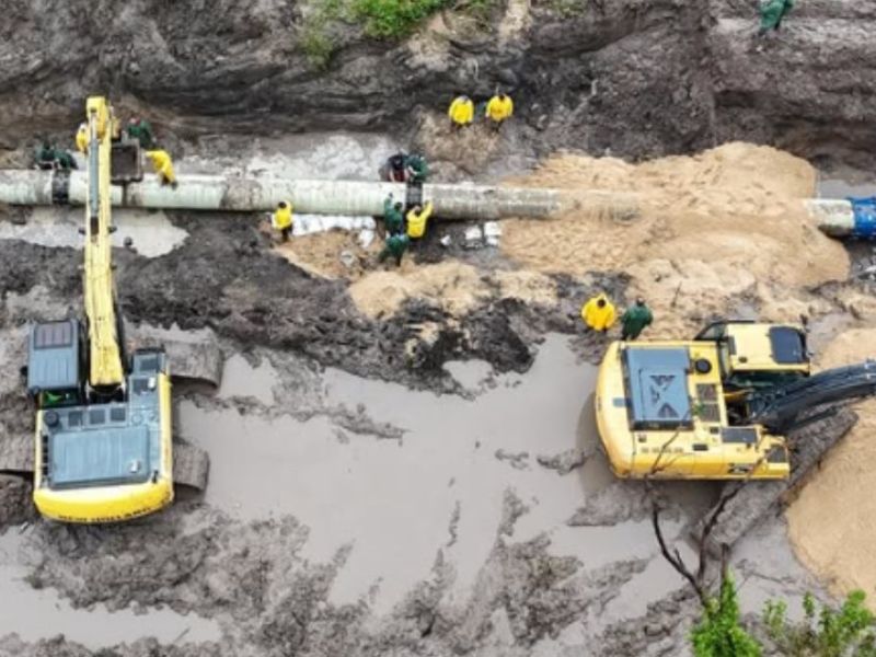 Avanzan los trabajos para reparar el caño maestro que afecta el suministro de agua en Paraná