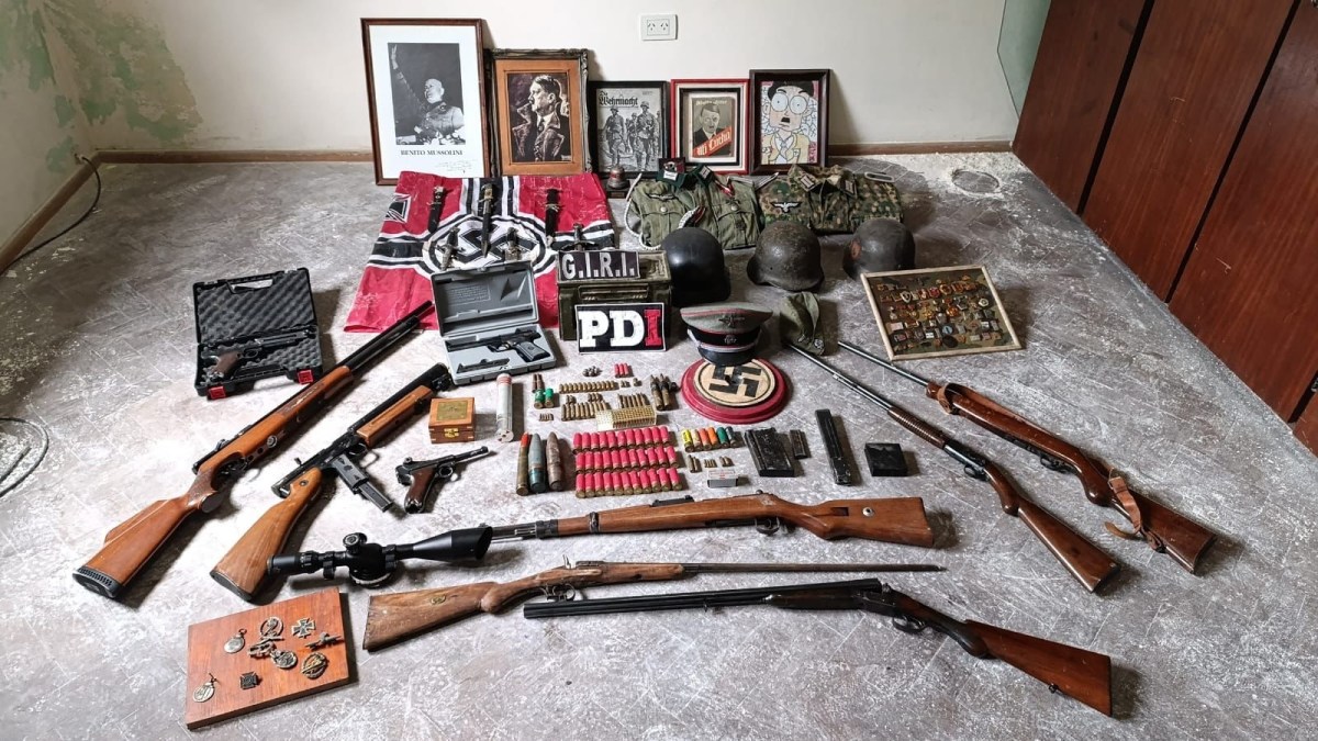 Banderas y cuadros nazis sorprendieron a policías que buscaban un arma robada en Rosario