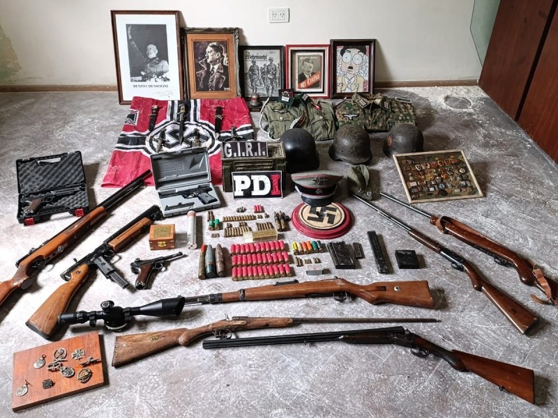 Banderas y cuadros nazis sorprendieron a policías que buscaban un arma robada en Rosario