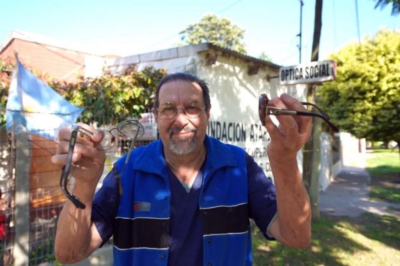 La historia del óptico solidario que transforma vidas en Santa Fe