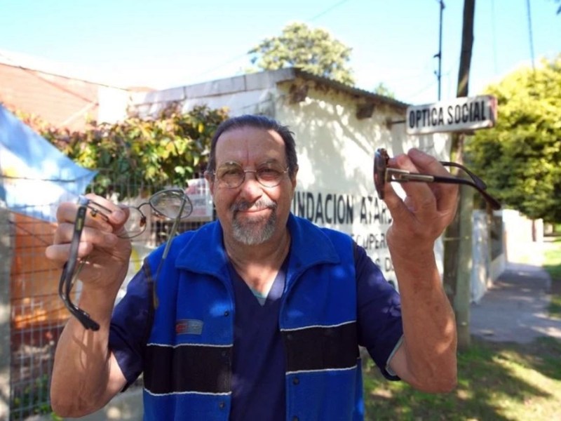 La historia del óptico solidario que transforma vidas en Santa Fe