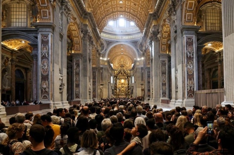 El último adiós al papa Francisco: miles de fieles pasan por el Vaticano
