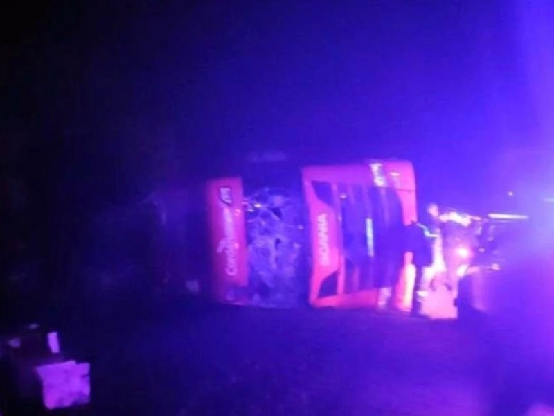 De no creer: volcó un camión en una ruta santafesina y se robaron el queso que transportaba