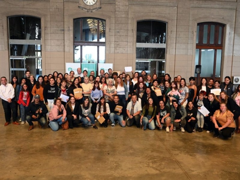 Talleres gratuitos en Santa Fe: vecinos recibieron certificados en formación laboral