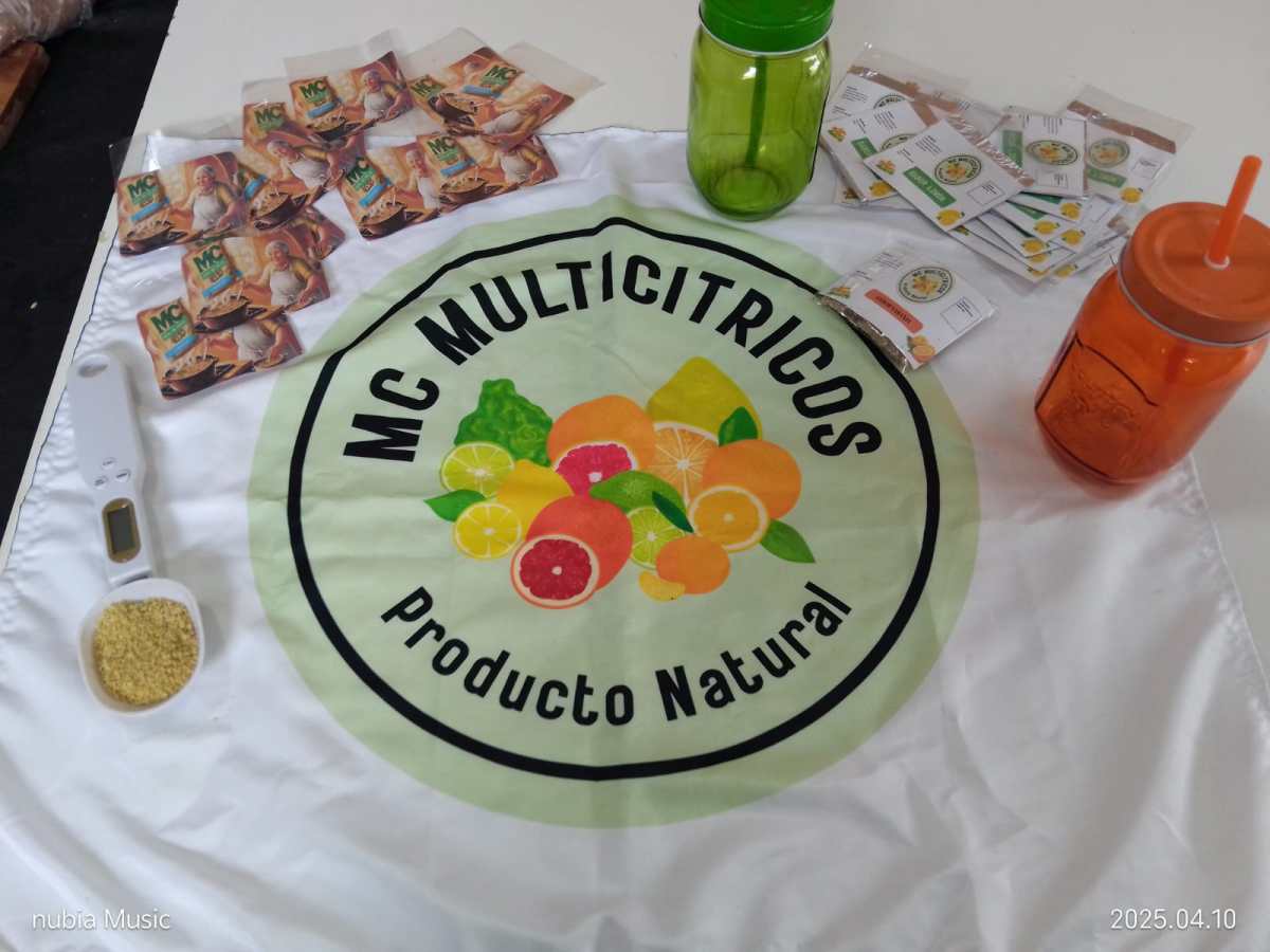 Alumnos de Las Petacas producen jugo y sopa en polvo con cítricos y verduras excedentes en la localidad