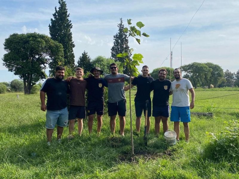 Rugbiers plantaron un árbol para la memoria, como símbolo de vida y crecimiento